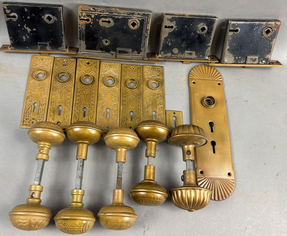 Lot 204: Ornate Antique Victorian Lot 17 Brass Door Knobs Plates & Locks