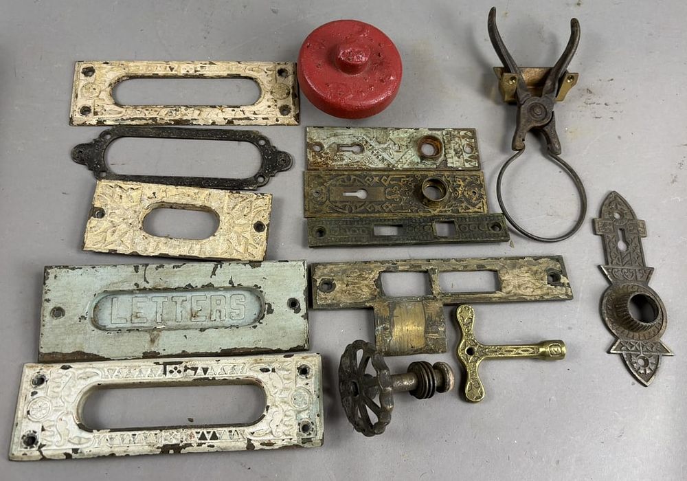 Lot 207: Lot 14 Antique Eastlake Victorian Ornate Door Knob Plate & Letters