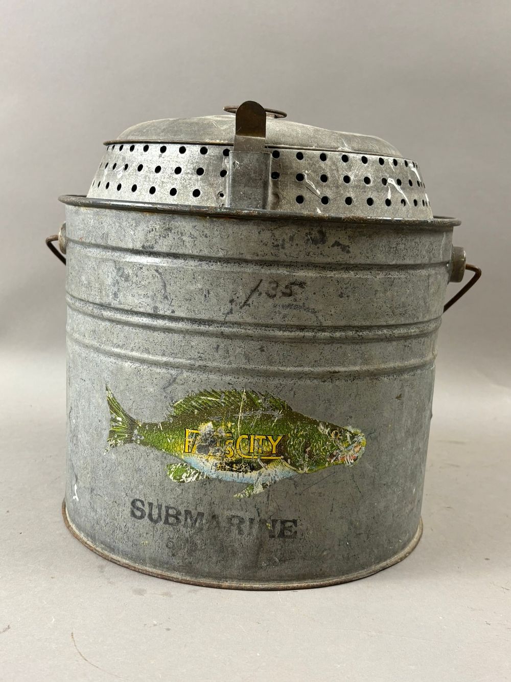 Lot 351: Antique Early 1900s-20s Falls City Submarine 10 Quart Minnow Bucket Great Paint