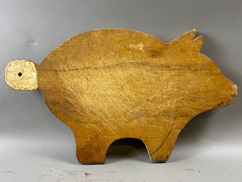 Lot 374: Antique Pig Shaped Wooden Primitive Farm Animal Cutting Board
