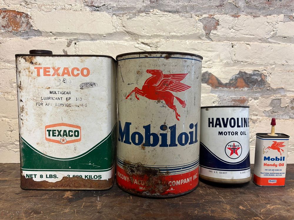 Lot 527: Lot 4 Texaco & Mobil 5 Quart Gallon, Quart & Oiler Cans