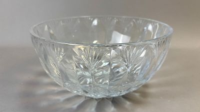 Large Cut Crystal Bowl w/ Starburst Base 9" Diameter. Impressive vintage cut crystal bowl 