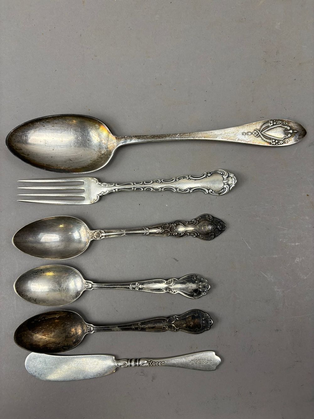 Lot 159: Group of 6 Sterling Silver Flatware Pieces 170g Mixed Patterns