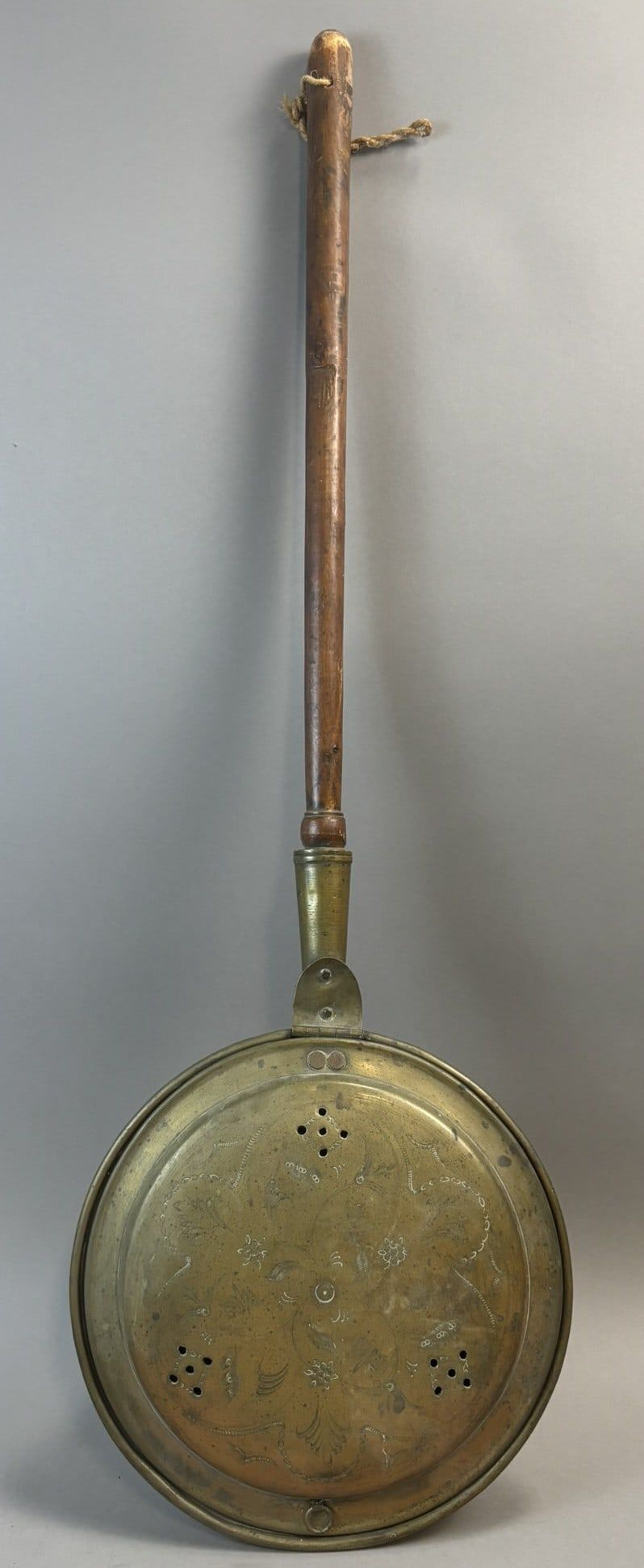 Lot 282: Antique Brass Bed Warming Pan Engraved Lid Long Turned Wood Handle