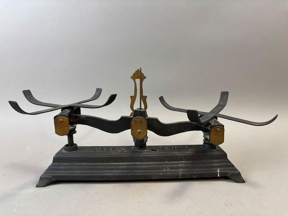 Lot 298B: Antique 20th Century Cast Iron Fuerza 5 Kilos Counter Balance Scale