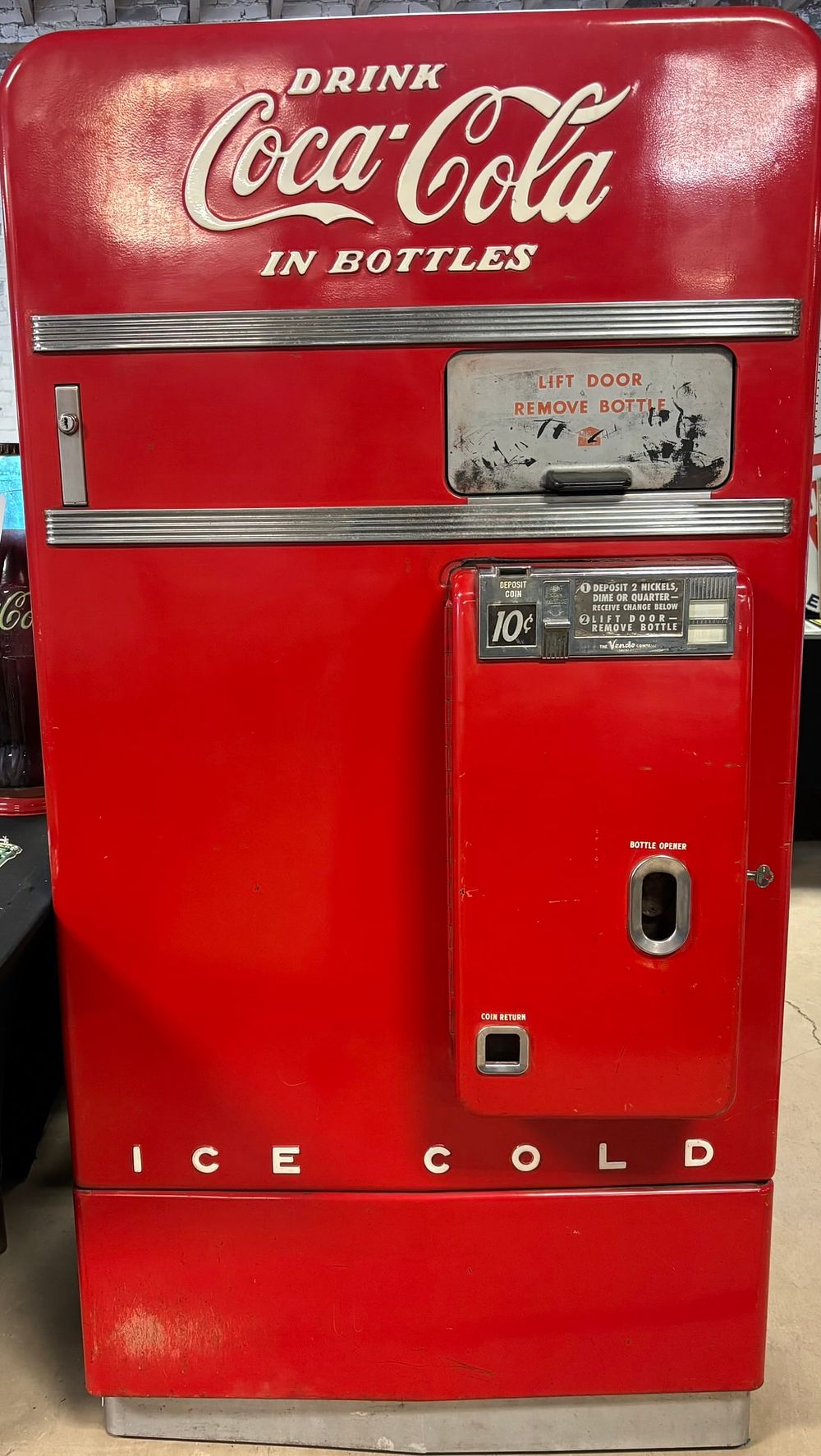 Lot 446: Vendo 83 Original Coca Cola 10 Cent Soda Pop Dispenser