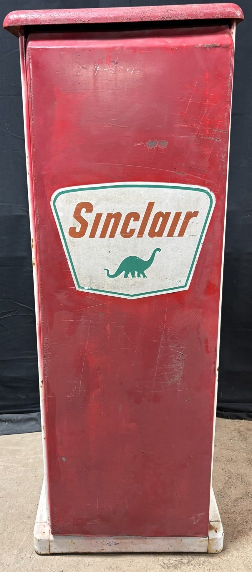 Lot 214: Sinclair Pennsyvlania Embossed Seloil Gas Station Quart Motor Oil Service Cabinet