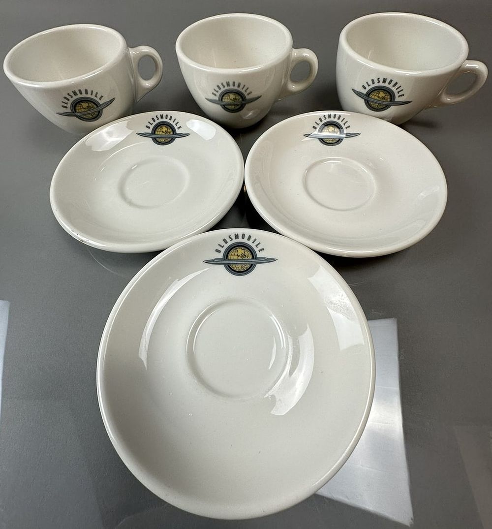 Lot 295: Lot 6 Original Oldmsobile 1950s Coffee Cups & 5.75" Plates by Syracuse China