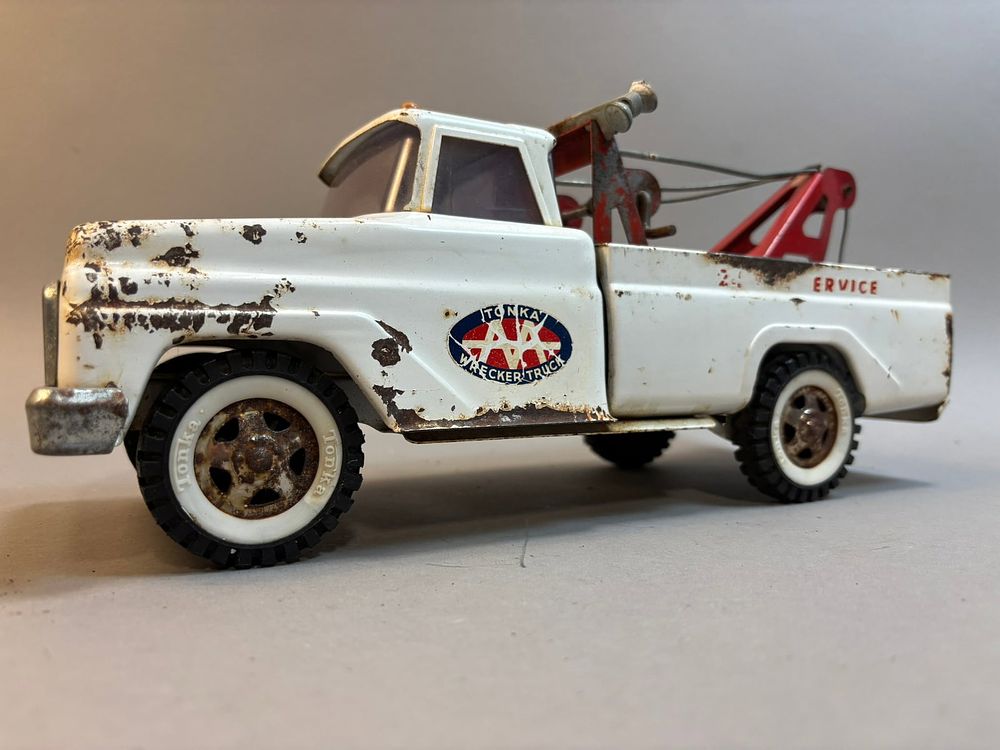 Lot 314: Vintage 1950s Tonka Service Wrecker Pressed Steel Toy Truck