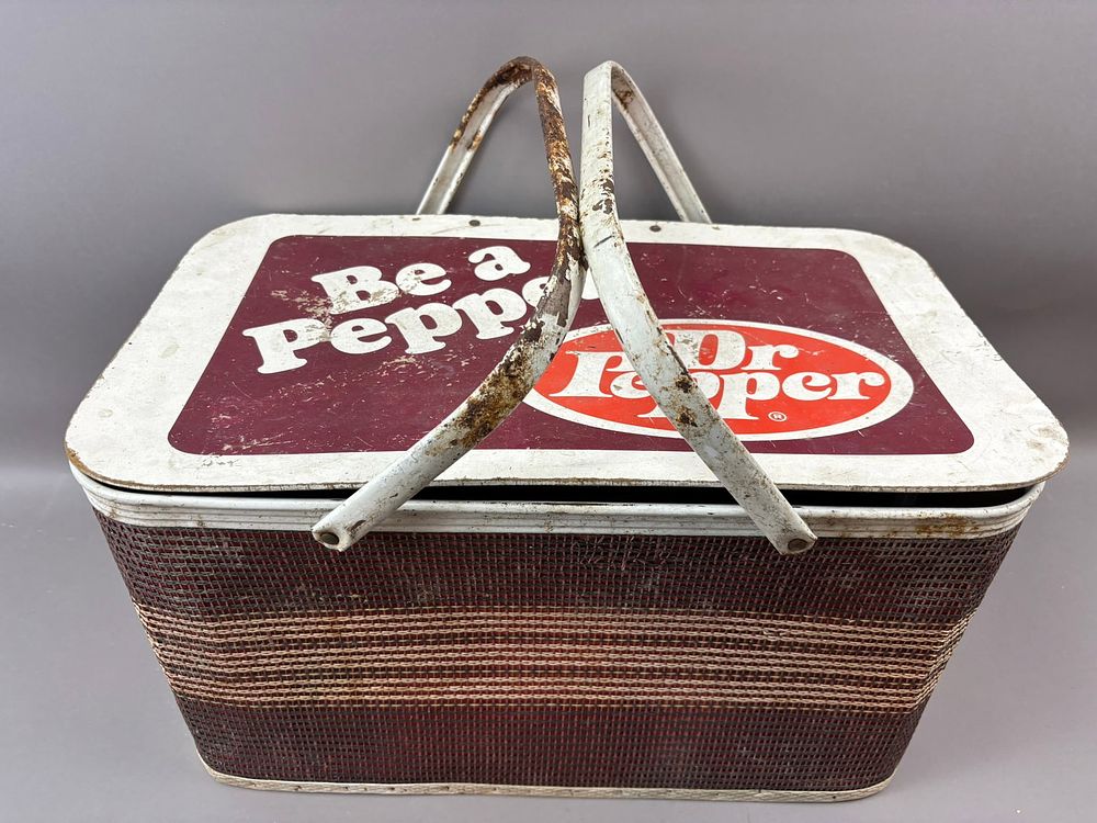 Lot 318: Dr Pepper Be A Pepper Original Soda Pop Advertising Lunch Picnic Basket Carrier