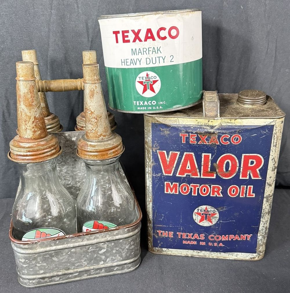 Lot 251: Texaco Lot 5Lb Marfak 2 Gallon Can 4 Sky Chief Quart Bottles