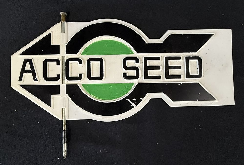 Lot 332: ACCO Seed Plastic Weather Directional Embossed Arrow Sign