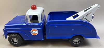 Buddy L Pressed Steel Tow Truck Gulf Oil Wrecker w/ Crane. The toy appears to have been restored 