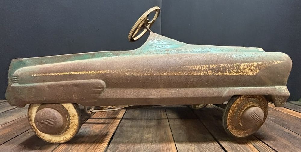 Lot 268: Rare Garton Mark V 1950s Original Steel Pedal Car