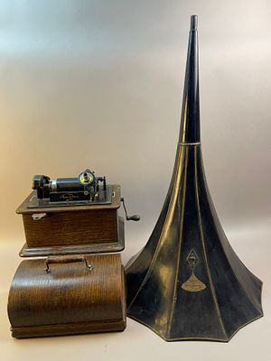 Antique Thomas A Edison Phonograph Early 1900s. Measurements in photos PLEASE NOTE WE OFFER IN 