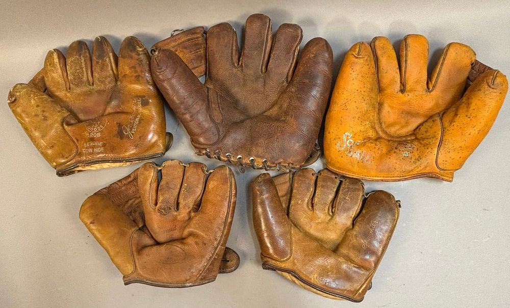 Lot 278: LOT 5 VINTAGE 50S BASEBALL MITTS NOKONA MCCOSKEY
