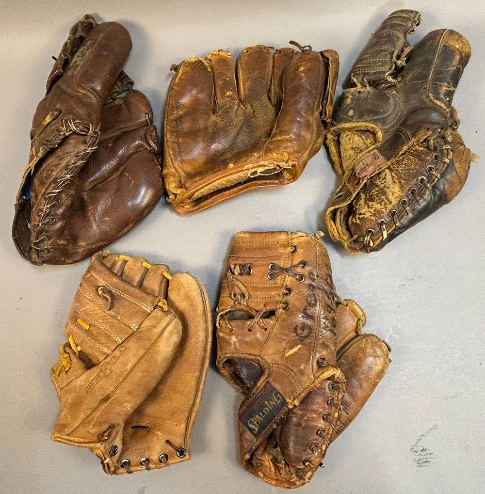 Lot 280: 5 RAWLINGS SPALDING MCGREGOR MARIS BASEBALL GLOVES