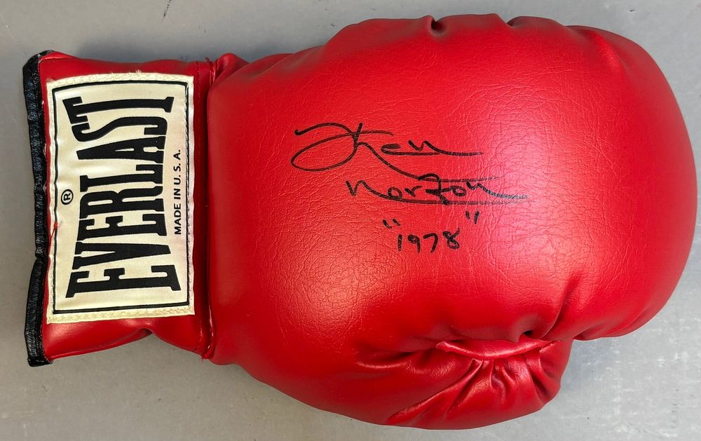 Lot 311: Ken Norton "1978" Signed Everlast Boxing Glove