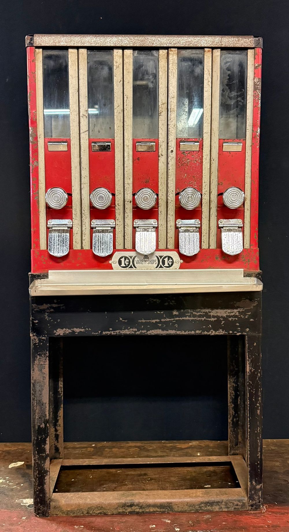 Lot 264: Variety Shops 5 Slot Candy Nut Store Vending Machine