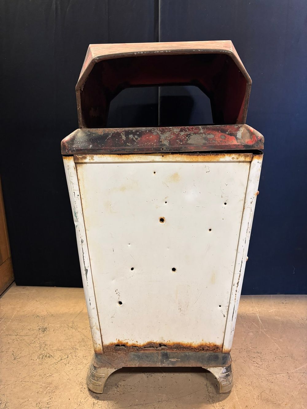 Lot 408: Vintage 40s 50s LAWSON Original Gas Station Garbage Can