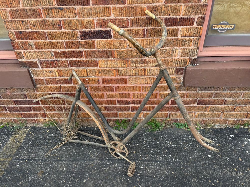 Lot 425: Antique No 17 Waverly Indianapolis Wood Rim Ladies Bicycle