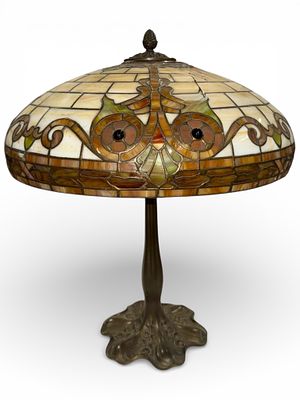 R. Williamson, Chicago, c. 1920's Leaded Glass Table Lamp. Stylized Owl Leaded Glass Lamp with 