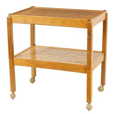 AN ALAN ‘ACORN MAN’ GRAINGER AZED OAK TROLLEY/COFFEE TABLE with lift-off top section and 