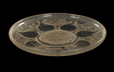 A 1920'S RENE LALIQUE 'VERRERIE D'ALSACE' SHALLOW DISH with dished rim and raised centre 