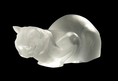 A 20TH CENTURY LALIQUE GLASS SCULPTURE OF A SEATED CAT etched signature 'LALIQUE' (24cm wide)