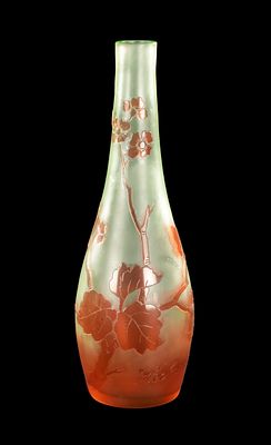 AN EARLY 20TH-CENTURY CAMEO GLASS VASE BY FRITZ HECKERT with slender neck edge decorated in 