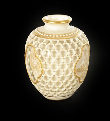 A FINE LATE 19TH CENTURY WORCESTER DOUBLE CASED CABINET VASE IN THE MANNER OF ‘GEORGE OWEN’ the 