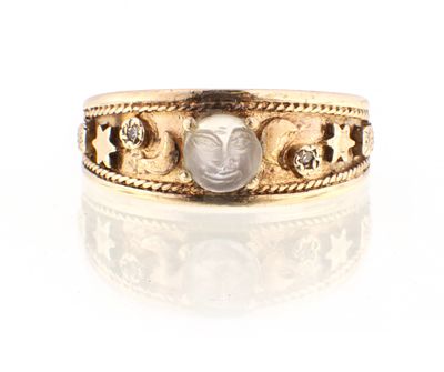 A 9CT YELLOW GOLD AND 'MAN IN THE MOON' SAPPHIRET RING the shank set with stars, moon, planets 