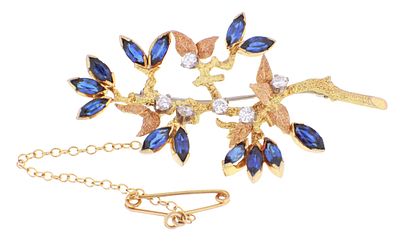 AN 18CT YELLOW GOLD DIAMOND AND SAPPHIRE FLOWER SPRAY BROOCH, having a textures branch and 