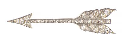 A VICTORIAN 18CT YELLOW GOLD, SILVER AND DIAMOND ARROW BROOCH set with rose cut diamonds 