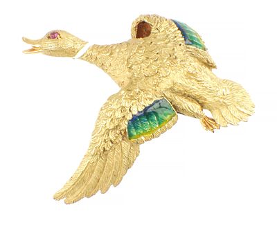 AN 18CT YELLOW GOLD, RUBY AND ENAMEL BROOCH FORMED AS A DUCK IN FLIGHT, approx 12.9g. (4.5cm 
