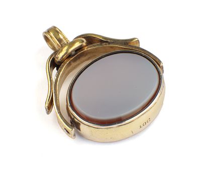 A 19TH CENTURY 10CT GOLD SPINNER WATCH FOB set with oval carnelian and agate mounts. Total 