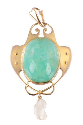 AN ARTS AND CRAFTS 15CT YELLOW GOLD AND TURQUOISE PENDANT BY MURRLE BENNETT with freshwater 