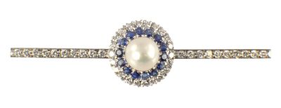 A PLATINUM, DIAMOND, SAPPHIRE AND PEARL BAR BROOCH with a central cluster with a pearl 
