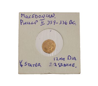 A MACEDONIAN PHILLIP II 1/4 STATER GOLD COIN, circa 359-336 BC. 12mm diameter.