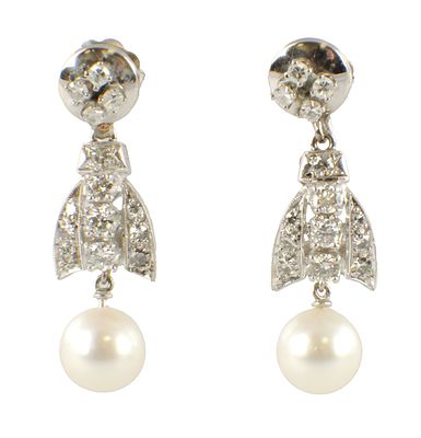 A PAIR OF 18CT WHITE GOLD, DIAMOND AND PEARL PENDANT EARRINGS round white pearls suspended from 
