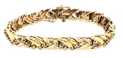 A 20TH CENTURY 14CT YELLOW GOLD AND DIAMOND HERRINGBONE DESIGN BRACELET the hinged links each 