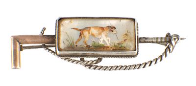 A LATE 19TH CENTURY COUNTRY SPORT ESSEX CRYSTAL BROOCH modelled as a silver riding crop with a 