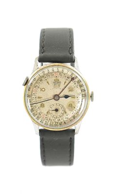 A 1960'S GENTLEMAN’S TRIPLE CALENDAR WRISTWATCH on black leather strap, the silvered dial 