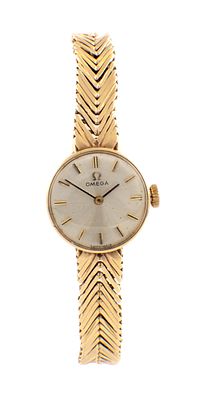 A LADIES 9CT GOLD OMEGA WRIST WATCH on a 9ct gold chevron bracelet, the silvered dial with 