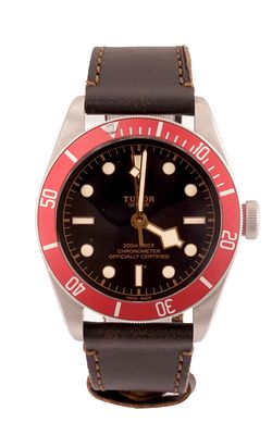 A GENTLEMAN'S TUDOR HERITAGE BLACK BAY STEEL WRIST WATCH, on black leather strap with