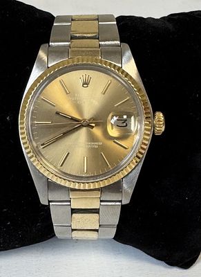 A GENTLEMAN'S STEEL AND GOLD ROLEX OYSTER PERPETUAL DATE WRIST WATCH, on steel and gold oyster