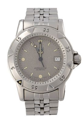 A GENTLEMAN'S STAINLESS STEEL TAG HEUER PROFESSIONAL WRIST WATCH, having original steel