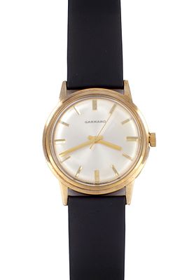 A GENTLEMAN'S 9CT YELLOW GOLD GARRARD WRIST WATCH, on new leather strap, the case with screw