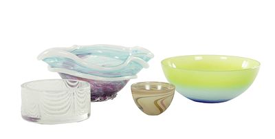 A COLLECTION OF 20TH CENTURY MURANO STYLE GLASS BOWLS comprising of four glass vases are varied 