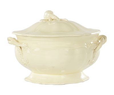 A LATE 18TH CENTURY LEEDS CREAMWARE TUREEN with strap handles and leaf terminals, the cover 